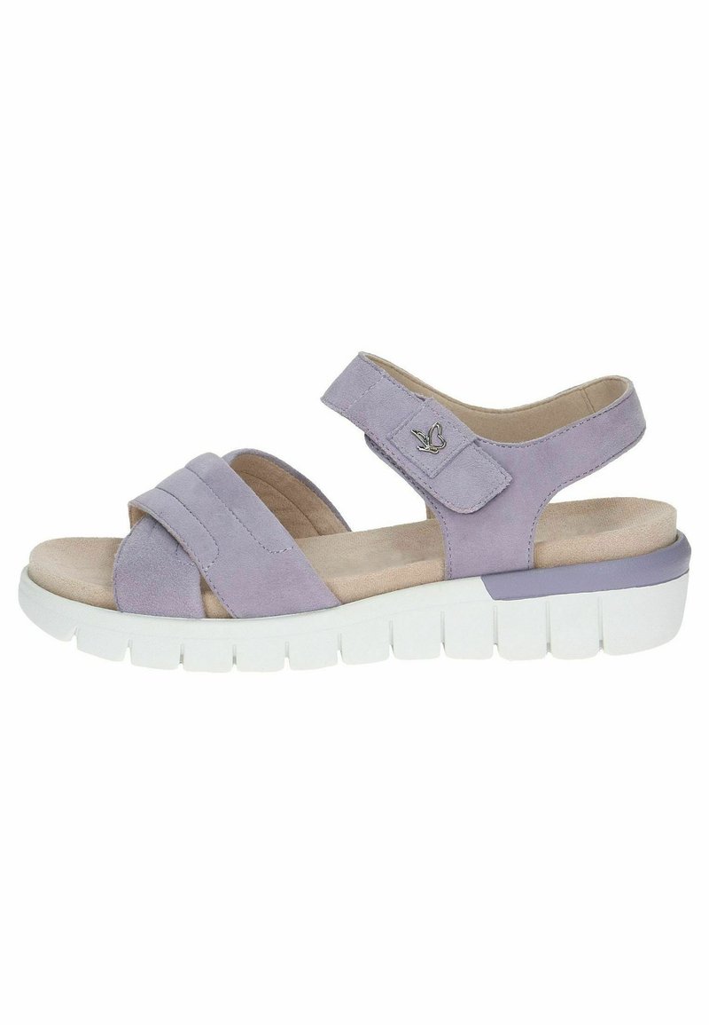 Sandalias de ante morado con una amplia tira en la punta y una correa en el tobillo ajustable. Cuenta con una plantilla acolchada y una suela blanca gruesa.