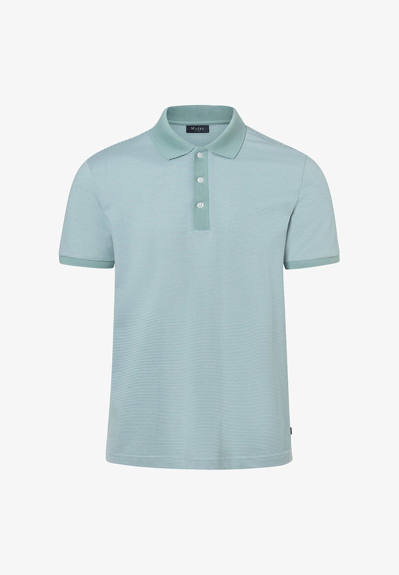 Polo bleu clair en tissu texturé, avec un col, une patte de boutonnière à trois boutons et des manches courtes. Présence de rayures horizontales subtiles.