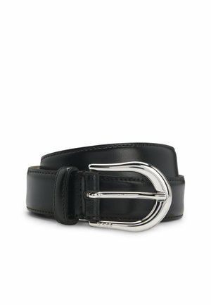Cintura in pelle nera con una fascia ampia, texture liscia e una fibbia a doppia ardiglione in argento lucido. Presenta cuciture pulite lungo i bordi.