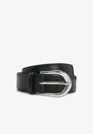Cintura in pelle nera con una fascia ampia, texture liscia e una fibbia a doppia ardiglione in argento lucido. Presenta cuciture pulite lungo i bordi.