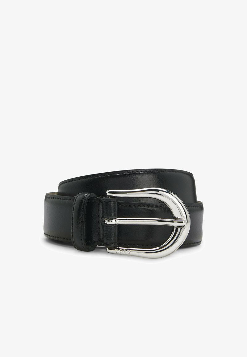 Zwarte leren riem met een brede band, gladde textuur en een glanzende zilveren dubbele pinbuckle. Kenmerken nette stiksels langs de randen.