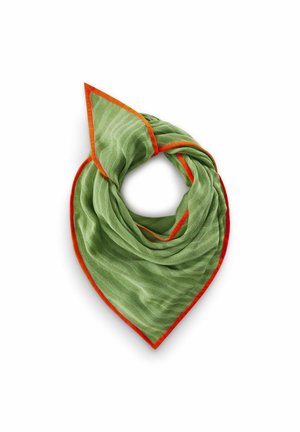 Bufanda verde con un patrón sutil de rayas y borde naranja brillante, doblada en forma de triángulo suelto.