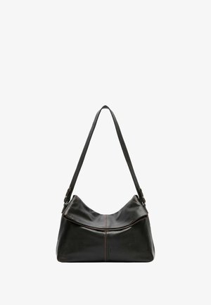 Czarna skórzana torebka o zakrzywionym kształcie, z pojedynczym regulowanym paskiem i złożonym górnym zamknięciem. Charakteryzuje się kontrastującym przeszyciem wzdłuż środka.