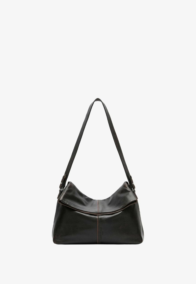 Zwarte leren handtas met een gebogen vorm, een enkele verstelbare schouderband en een opgevouwen bovenkant. Heeft contrasterende stiksels langs het midden.