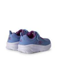 Niebieskie buty sportowe z siateczkową cholewką, fioletowymi akcentami i wyściełanymi kołnierzami. Lekka podeszwa z teksturowanej białej gumy zapewniająca przyczepność. Zapięcie na rzepy.