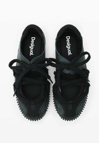 Et par sorte Desigual mærke snørebåndssneakers med teksturerede såler og strikstofdetaljer, set fra oven på en hvid baggrund.