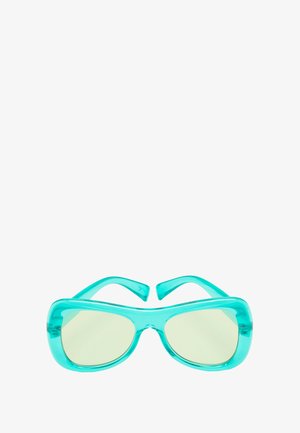 Akwamarynowe przezroczyste okulary przeciwsłoneczne z masywną oprawką i lekko kanciastymi soczewkami, z jasnozielonymi szklanymi filtrami i zaokrąglonymi zausznikami.