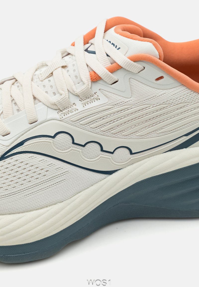Baskets légères avec une tige en maille crème, des accents orange et des détails bleus. Présente une surface texturée et une semelle rembourrée.