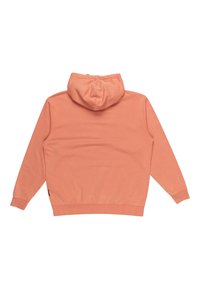 Sudadera con capucha en coral claro, con una textura suave, mangas largas y un bolsillo canguro. Diseño simple sin patrones visibles.