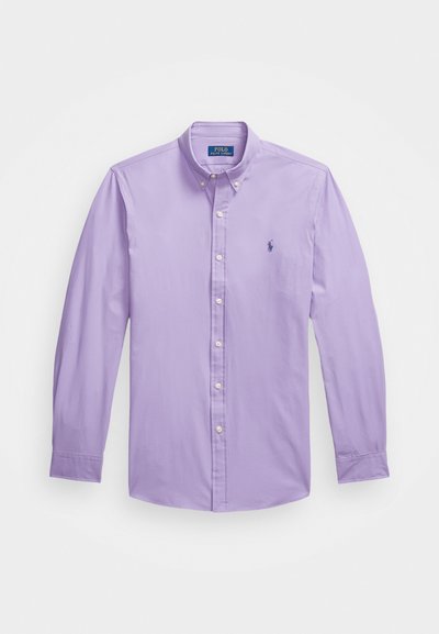 Lavender spalvos ilgomis rankovėmis marškiniai su mygtukais, pagaminti iš medvilnės, su mažą išsiuvinėtą logotipą kairiajame krūtinės šone.