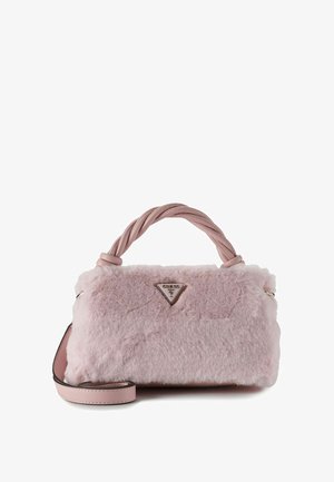 Faux bont roze handtas met gevlochten handvat, zilveren driehoeklogo accent en verstelbare schouderband. Zachte textuur en rechthoekige vorm.