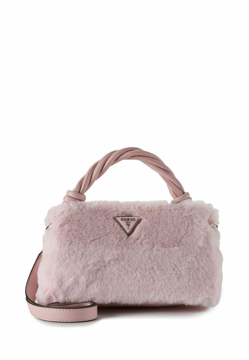 Borsa rosa in pelliccia sintetica con manico intrecciato, accents con logo triangolare argento e tracolla regolabile. Tessuto morbido e forma rettangolare.