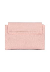 Portefeuille en cuir texturé rose avec fermeture à rabat, forme rectangulaire et coutures visibles sur les bords, sur fond blanc.