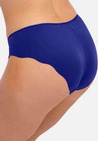 Fialové bavlněné hipster spodní prádlo s vlnitým okrajem, hladkým povrchem a bezešvou konstrukcí, vhodné pro pohodlné nošení.