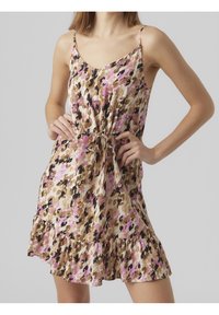 Robe sans manches avec un décolleté en V, présentant un imprimé animalier abstrait multicolore en rose, marron et noir, avec un ourlet à volants.