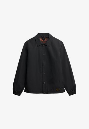 Sort jakke med krave, snap-knap lukning, elastiske manchetter og et trykt mærke indeni. Glat stofoverflade.