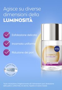 Bottiglia di vetro trasparente con dettagli in argento, contenente una lozione etichettata "Luminous Skin Glow". Presenta una texture liscia ed è prevalentemente bianca e dorata.