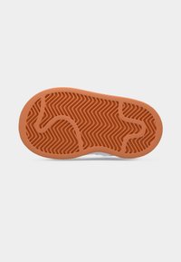 Λαστιχένια σόλα παπουτσιού με σχέδιο ψαροκόκαλο, πορτοκαλί χρώμα, με υφή και αυλακώσεις για καλύτερη πρόσφυση· διαμορφωμ ένη να ταιριάζει σε τυπικά υποδήματα.