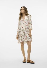 Vero Moda Vestido informal - birch