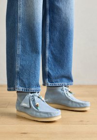 WALLABEE - Brīvā laika šņorkurpes - powder blue