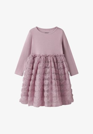 Pitkähihainen mekko, jossa on vaaleanpunainen ribbineulosyläosa ja laskostettu tyllihame, jossa on samansävyisiä kangasruusukuvioita.