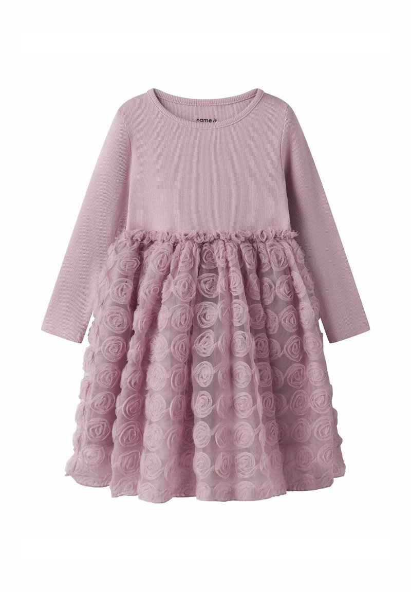 Kjole med langermet ribbet overdel i lys rosa og et plisset skjørt i tyll med stoffrose-mønstre i samme farge.
