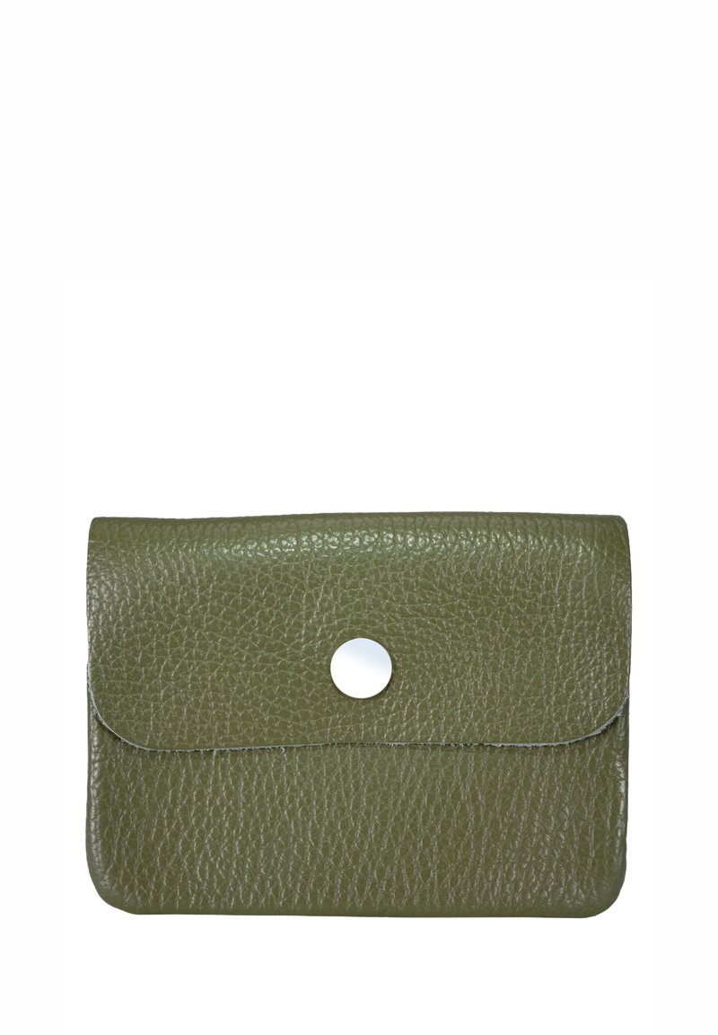 Portefeuille en cuir vert olive avec une surface texturée, rabat arrondi et fermeture à pression en métal circulaire. Forme rectangulaire compacte.