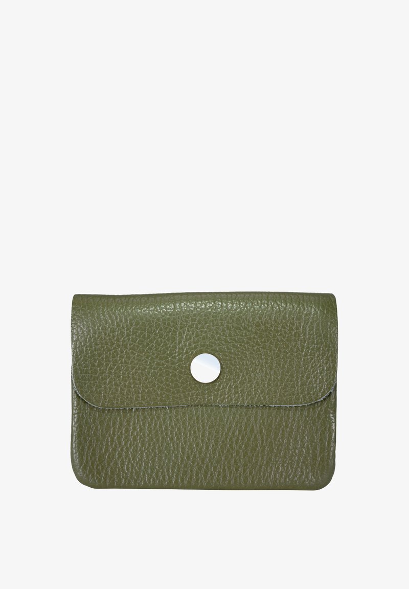 Portefeuille en cuir vert olive avec une surface texturée, rabat arrondi et fermeture à pression en métal circulaire. Forme rectangulaire compacte.