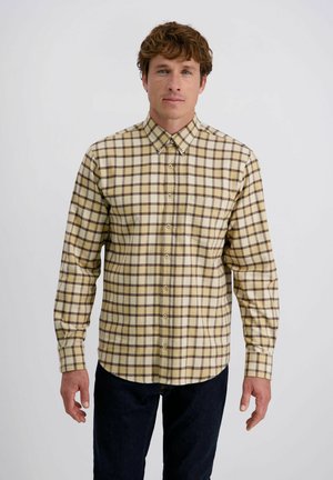 Gelb- und braun karierter Langarmhemd mit Button-Down-Kragen und Frontknöpfen, getragen mit dunklen Jeans. Glatte Stoffoberfläche.