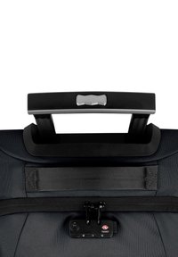 Zwarte rollende rugzak met een uitschuifbare handgreep, een ritsvak en een TSA-goedgekeurd slot. Geweven stof en verstevigde stikseldetails.