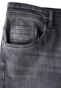 Los jeans de mezclilla gris oscuro presentan un bolsillo frontal con un contorno cosido y un pequeño botón de metal. La tela tiene un acabado liso y ligeramente texturizado.