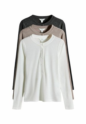 Drei Langarm-Henley-Shirts gestapelt, Farben Weiß, Beige und Dunkelgrau, jeweils mit Rundhalsausschnitt und Knopfleiste vorne.