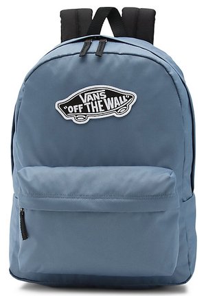 Blauwe Vans rugzak met een voorvak met rits en een zwarte "Off The Wall" logo patch in de vorm van een skateboard.
