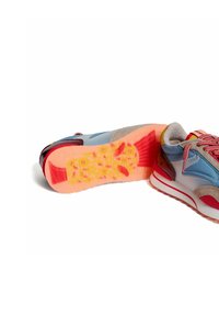 Zapatillas con una parte superior de cuero azul y ante gris, cordones rosas y una suela vibrante con un patrón multicolor. Cuenta con una entresuela acolchada.