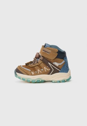 Bota de senderismo marrón y azul con paneles de malla, suela de goma y una correa de Velcro. Presenta costuras decorativas y una etiqueta de marca.