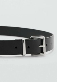 Schwarzer Leder Gürtel mit silberner Metallschnalle, ausgestattet mit mehreren Löchern zur Anpassung, glatter Textur und schlichtem Design.