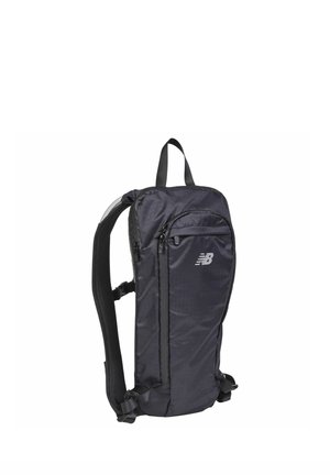 Slank sort rygsæk med polstrede skulderstropper, lynlåslomme foran og et New Balance-logo på frontpanelet.