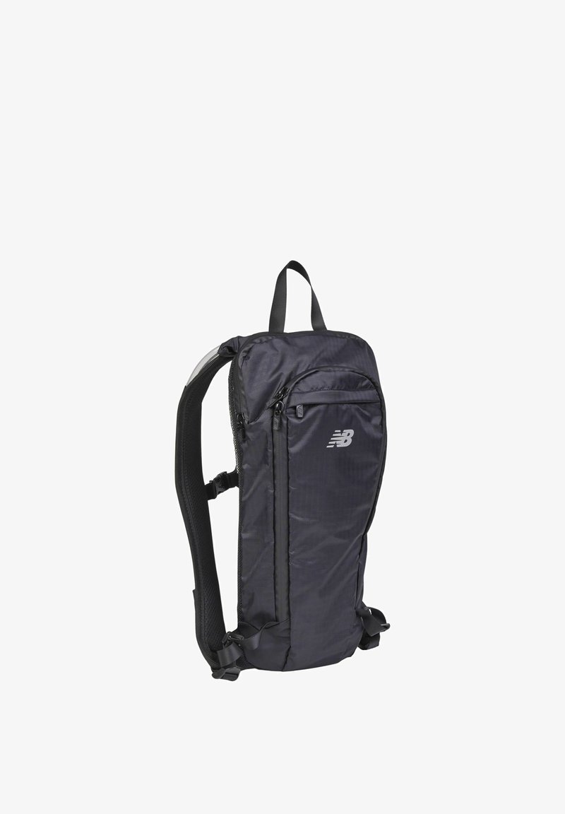 Sac à dos noir slim avec des bretelles rembourrées, une poche zippée à l'avant et un logo New Balance sur le panneau avant.