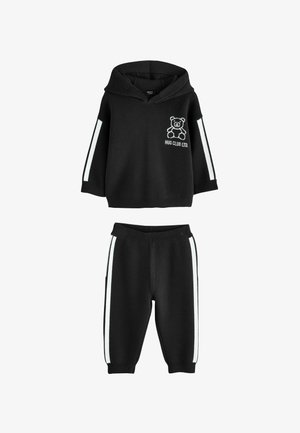 Czarny dwuczęściowy zestaw dla niemowląt z kapturem, obejmujący sweter z białym misiem i napisem "HUG CLUB LTD.", zestawiony z pasującymi spodniami z białymi paskami po bokach.