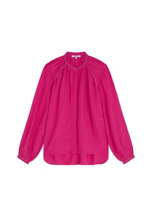 Langarmblouse in vrolijk roze met een gestructureerd ruitpatroon, hoge halslijn en geplisseerde accenten langs de schouders en manchetten.