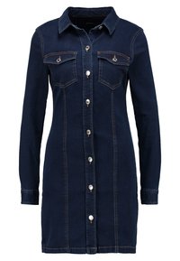 Mörkblå denimklänning med långa ärmar, framknäppning och två bröstfickor med knappar.