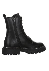 Botas de tobillo de cuero negro con cierre de cremallera y cordones en la parte delantera. Cuenta con una suela gruesa y un material texturizado con costuras reforzadas.