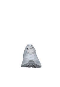 Sneaker atletico bianco con tomaia in mesh leggero, design con lacci, dettagli perforati e suola in gomma grigia.