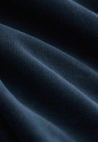 Textil de culoare albastru închis cu o textură texturată și un model în dungi, evidențiind valuri subtile și o textură netedă, accentuând profunzimea și dimensiunea.