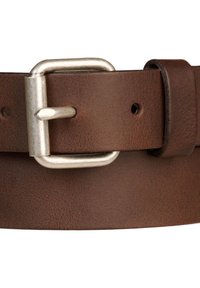 Bruine leren riem met een gestructureerde afwerking, voorzien van een zilveren metalen gesp en een versterkt gespgaatje voor een veilige sluiting.
