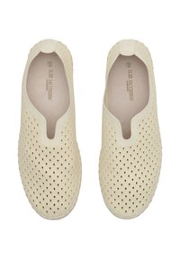 Scarpe slip-on di colore beige chiaro con un design perforato e suola piatta in gomma. L'interno presenta una soletta testurizzata con marchio.