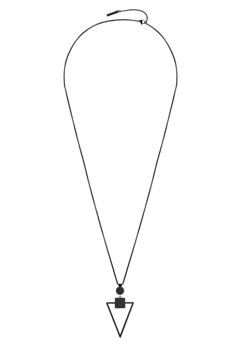 Zwart geometrisch necklace met een driehoekige hanger met een vierkant en een cirkel als accent erboven, gedragen aan een fijne ketting.