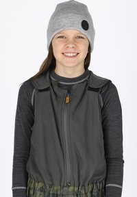 Grå fleece vest med lynlås, lagd over en mørkegrå langærmet skjorte. Grå strikket hue med en sort lap.