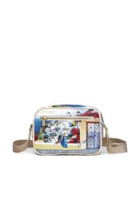 Borsa a tracolla con design scenico stampato, caratterizzata da un paesaggio nei toni del blu, bianco e accenti floreali. Cinghia beige morbida e hardware dorato.