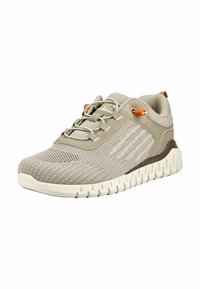 Baskets athlétiques gris clair avec dessus en maille, semelle blanche rainurée, accents beiges et verrou de lacet orange sur le côté droit.